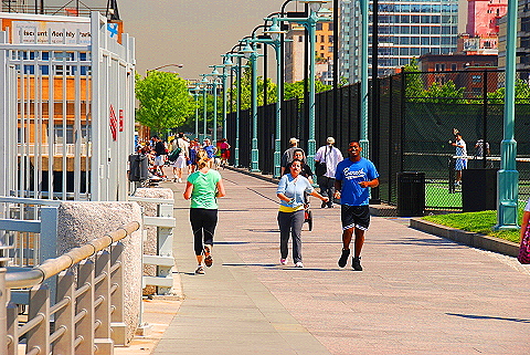 NY-Hudson_River_Park-Joggers_and_People-17.JPG