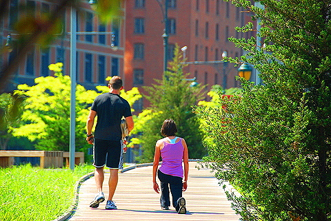 NY-Hudson_River_Park-Joggers_and_People-23.JPG