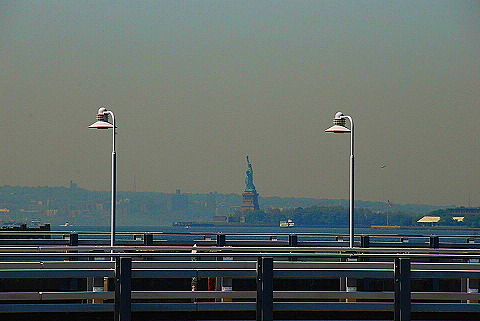 NY-Hudson_River_Park-View_of_the_Statue_of_Liberty.JPG