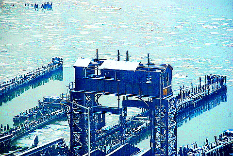 NY-Ice_on_the_Hudson_River-03-69th_St_Transfer.JPG