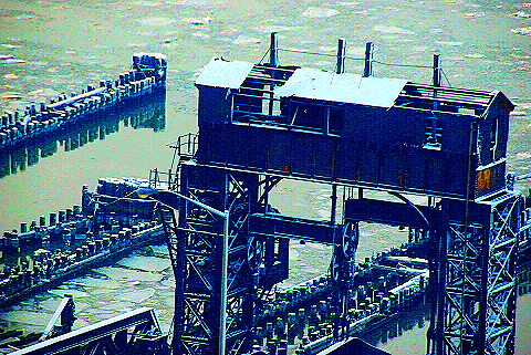 NY-Ice_on_the_Hudson_River-16-69th_Str_Transfer_Bridge.JPG