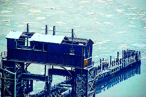 NY-Ice_on_the_Hudson_River-17-69th_Str_Transfer_Bridge.JPG