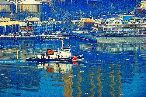 NY-Ice_on_the_Hudson_River-18-Coast_Guard_Cutter.JPG