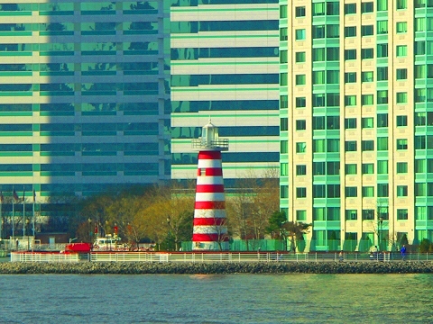 NY-Lighthouse_From_Circle_Line_lower_Manhattan.JPG