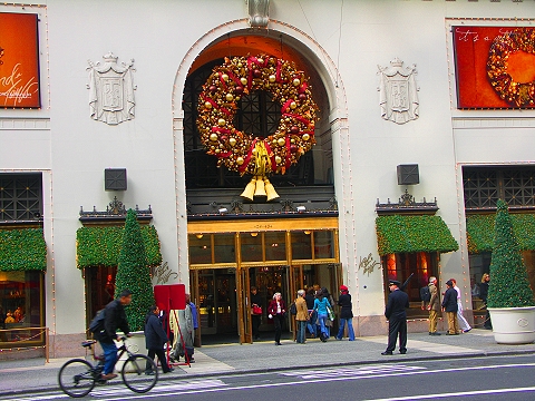 NY-Lord_and_Taylors_at_Christmas-5th_Avenue-01.jpg