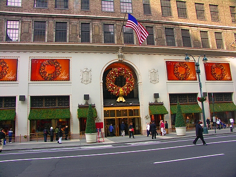 NY-Lord_and_Taylors_at_Christmas-5th_Avenue-02.jpg