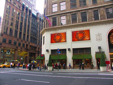 NY-Lord_and_Taylors_at_Christmas-5th_Avenue-03.jpg