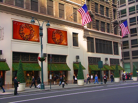 NY-Lord_and_Taylors_at_Christmas-5th_Avenue-04.jpg