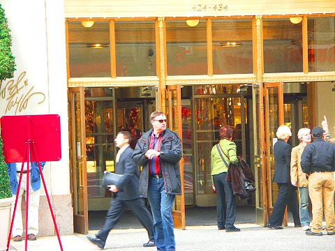 NY-Lord_and_Taylors_at_Christmas-5th_Avenue-05.jpg