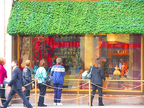 NY-Lord_and_Taylors_at_Christmas-5th_Avenue-06.jpg