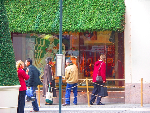 NY-Lord_and_Taylors_at_Christmas-5th_Avenue-07.jpg