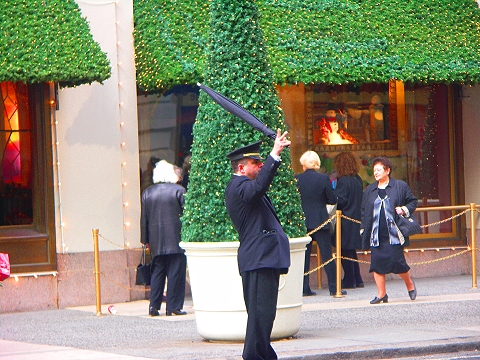 NY-Lord_and_Taylors_at_Christmas-5th_Avenue-08.jpg