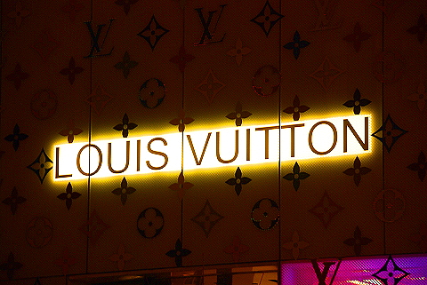 NY-Louis_Vuitton_on_Fifth_Avenue-Christmas-2008-1.JPG