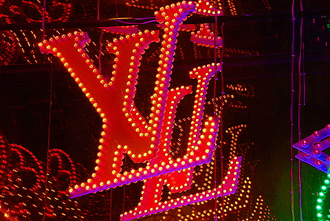 NY-Louis_Vuitton_on_Fifth_Avenue-Christmas-2008-6.JPG
