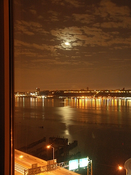 NY-Lunar_Eclipse-Hudson_River-August-28-2007-04.JPG