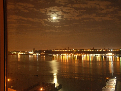 NY-Lunar_Eclipse-Hudson_River-August-28-2007-05.JPG