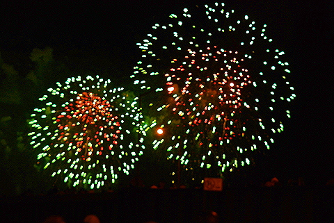 NY-Macys_Fireworks_July_4th_Hudson_River-10.JPG