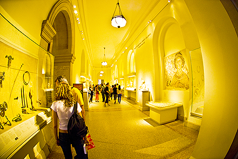 NY-Metropolitan_Museum_of_Art-01-People.jpg