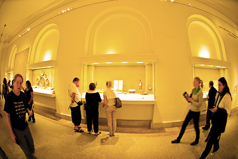 NY-Metropolitan_Museum_of_Art-03-People.jpg