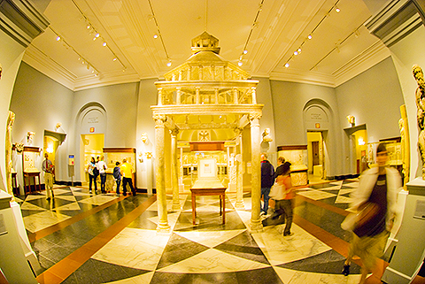 NY-Metropolitan_Museum_of_Art-04-People.jpg