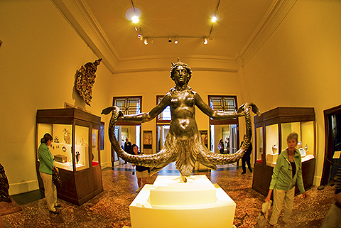 NY-Metropolitan_Museum_of_Art-08-Statues.jpg