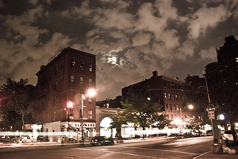 NY-Moon_over_Columbus_Avenue02.jpg