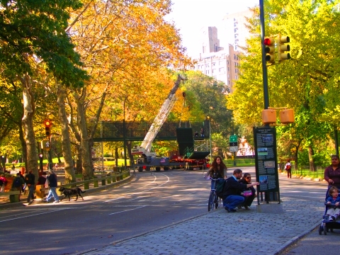 NY-New_York_City_Marathon_2006-Set_Up-Pedestrian_Bridge-02.jpg