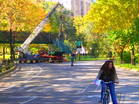NY-New_York_City_Marathon_2006-Set_Up-Pedestrian_Bridge-03.jpg