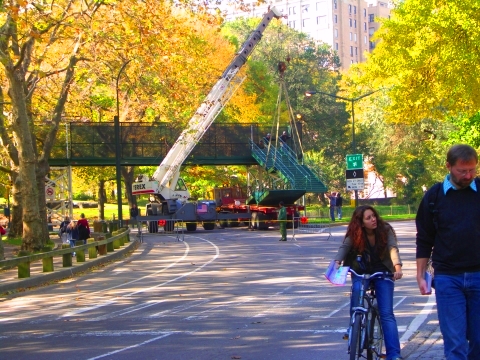 NY-New_York_City_Marathon_2006-Set_Up-Pedestrian_Bridge-04.jpg