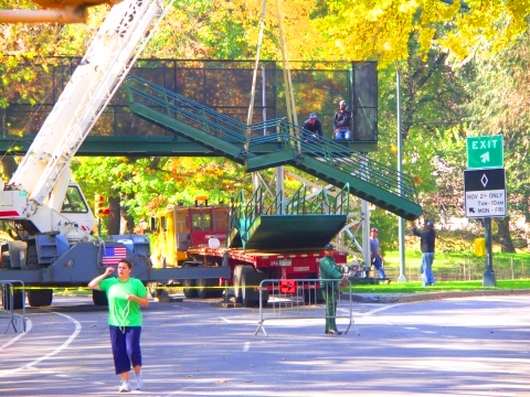 NY-New_York_City_Marathon_2006-Set_Up-Pedestrian_Bridge-06.jpg