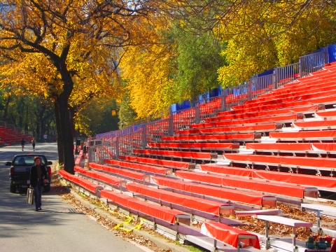 NY-New_York_City_Marathon_2006-Set_Up-Viewing_Stands-02.jpg