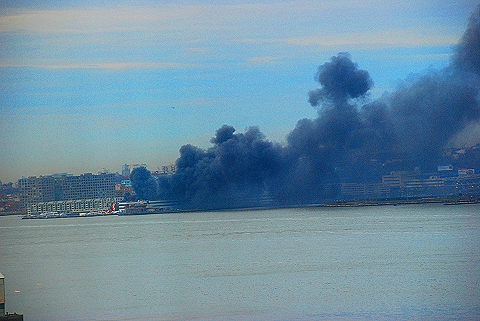 NY-NJ-2_Boats_Burn-Weehawken_Waterfront01.JPG