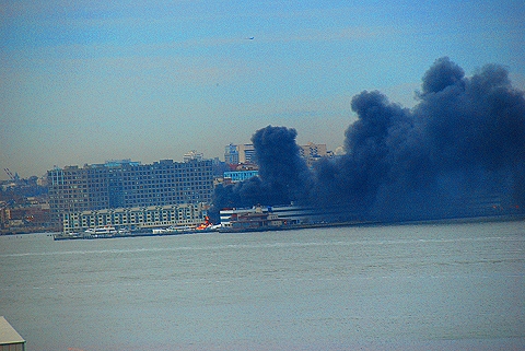 NY-NJ-2_Boats_Burn-Weehawken_Waterfront02.JPG