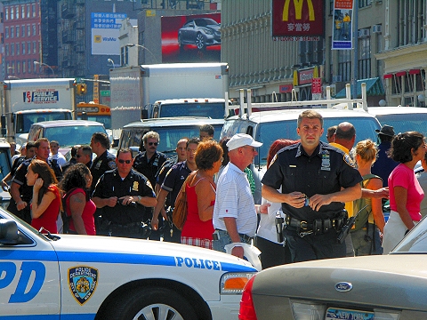NY-NYPD-Street_Fight_at_Canal_and_Broadway-04.JPG