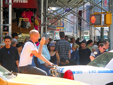 NY-NYPD-Street_Fight_at_Canal_and_Broadway-05.JPG