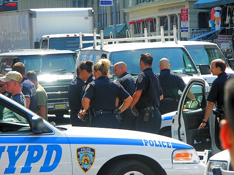 NY-NYPD-Street_Fight_at_Canal_and_Broadway-07.JPG