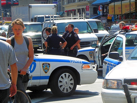 NY-NYPD-Street_Fight_at_Canal_and_Broadway-08.JPG