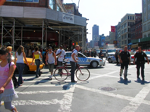 NY-NYPD-Street_Fight_at_Canal_and_Broadway-11.JPG