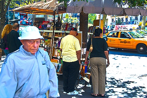 NY-People_Watching_on_Broadway-Fall-2009-Upper_Westside-02.jpg