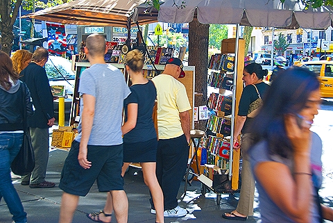 NY-People_Watching_on_Broadway-Fall-2009-Upper_Westside-03.jpg