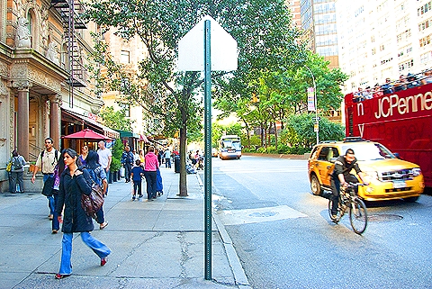 NY-People_Watching_on_Broadway-Fall-2009-Upper_Westside-13.jpg