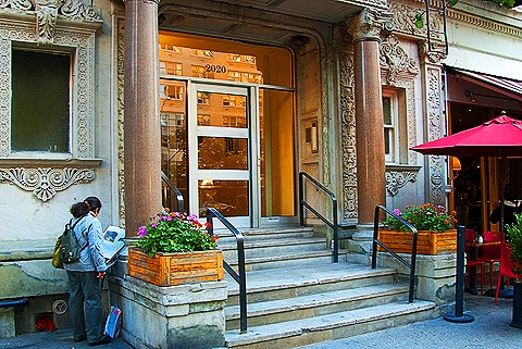 NY-People_Watching_on_Broadway-Fall-2009-Upper_Westside-14.jpg