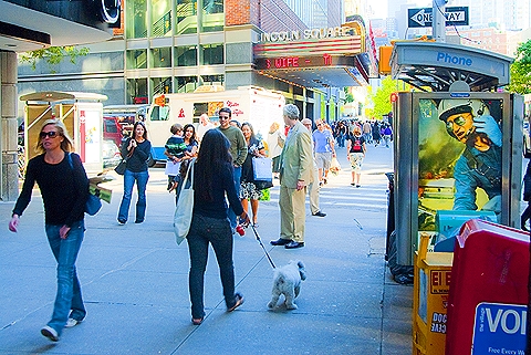 NY-People_Watching_on_Broadway-Fall-2009-Upper_Westside-19.jpg