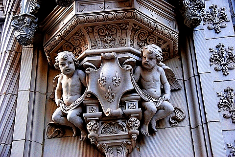 NY-Petrossian-Alwyn_Court-01-Gargoyles_and_Sculpture_Reliefs.JPG