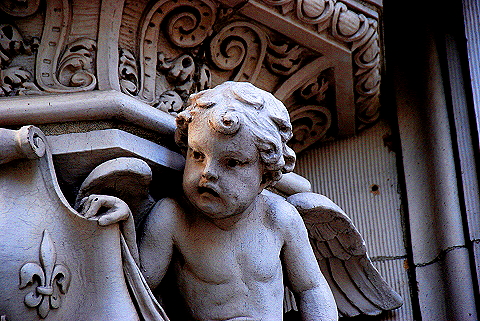 NY-Petrossian-Alwyn_Court-02-Gargoyles_and_Sculpture_Reliefs.JPG