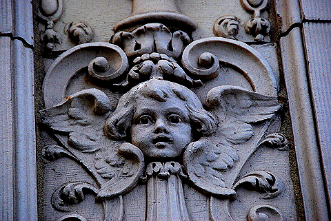 NY-Petrossian-Alwyn_Court-03-Gargoyles_and_Sculpture_Reliefs.JPG