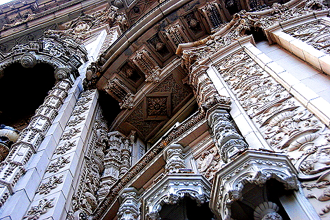NY-Petrossian-Alwyn_Court-04-Gargoyles_and_Sculpture_Reliefs.JPG