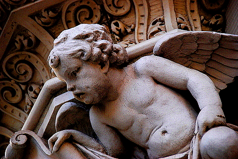 NY-Petrossian-Alwyn_Court-05-Gargoyles_and_Sculpture_Reliefs.JPG