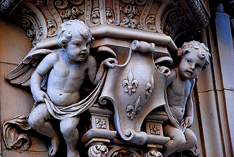 NY-Petrossian-Alwyn_Court-09-Gargoyles_and_Sculpture_Reliefs.JPG