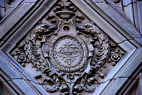 NY-Petrossian-Alwyn_Court-10-Gargoyles_and_Sculpture_Reliefs.JPG